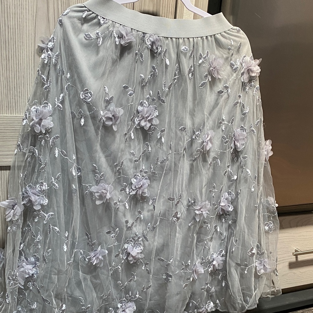 Elegant Floral Embroidered Skirt - Gray